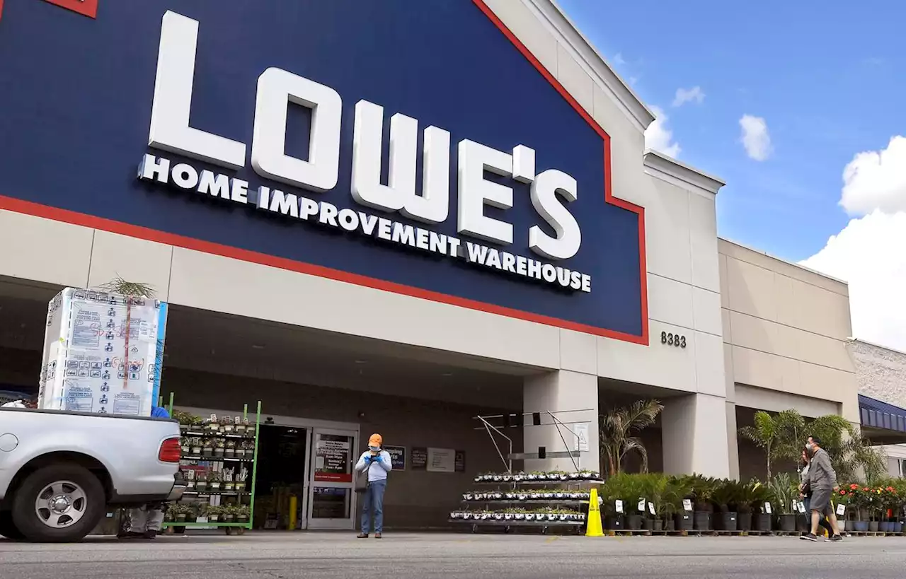 Lowe’s leaves Canada, interest-free student loans and more temporary foreign workers: Must-read business and investing stories