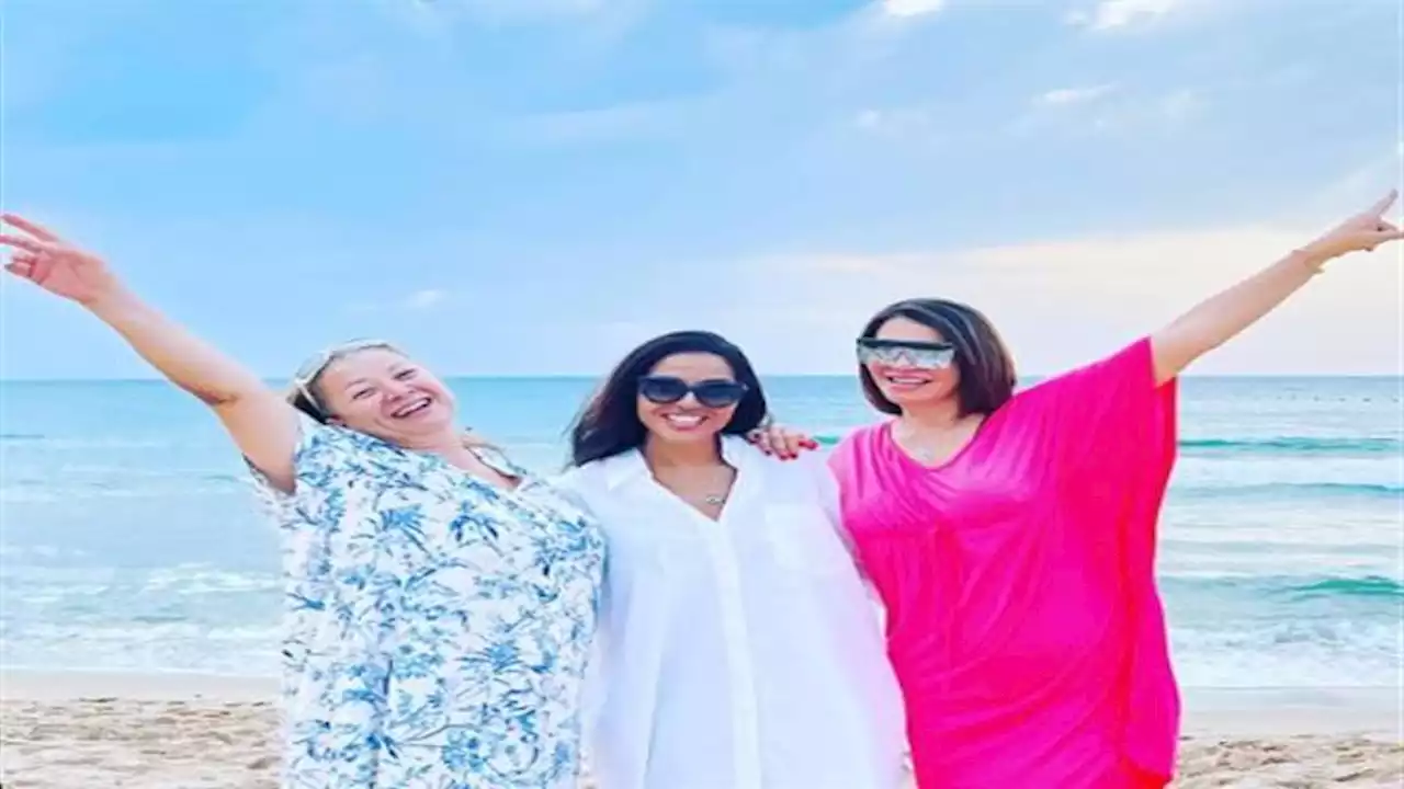 لقاء سويدان تنشر صورا مع انتصار ونسرين أمين من أمام البحر