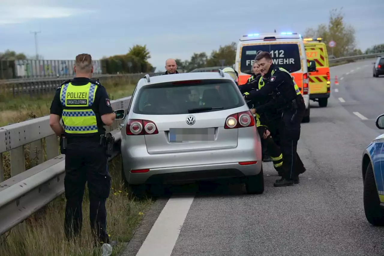 Autobahn in Hamburg: Mann bricht am Steuer zusammen und stirbt