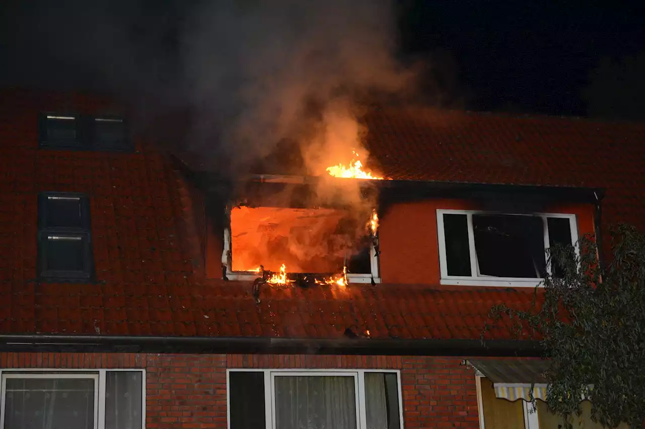 Wohnung brennt lichterloh – Großeinsatz in Hamburg