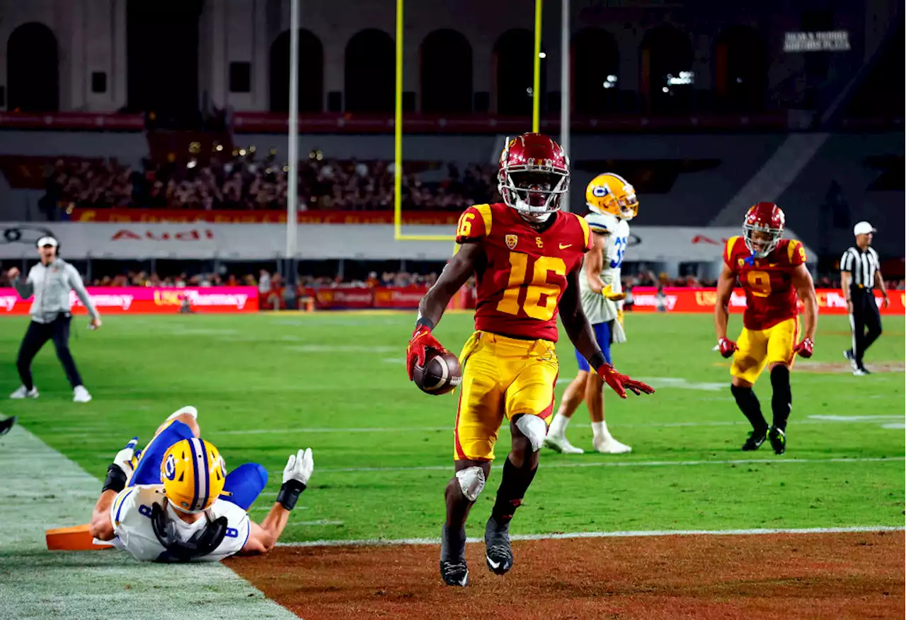 Caleb Williams Throws 4 Touchdown Passes Propel No. 9 USC Past Cal, 41-35