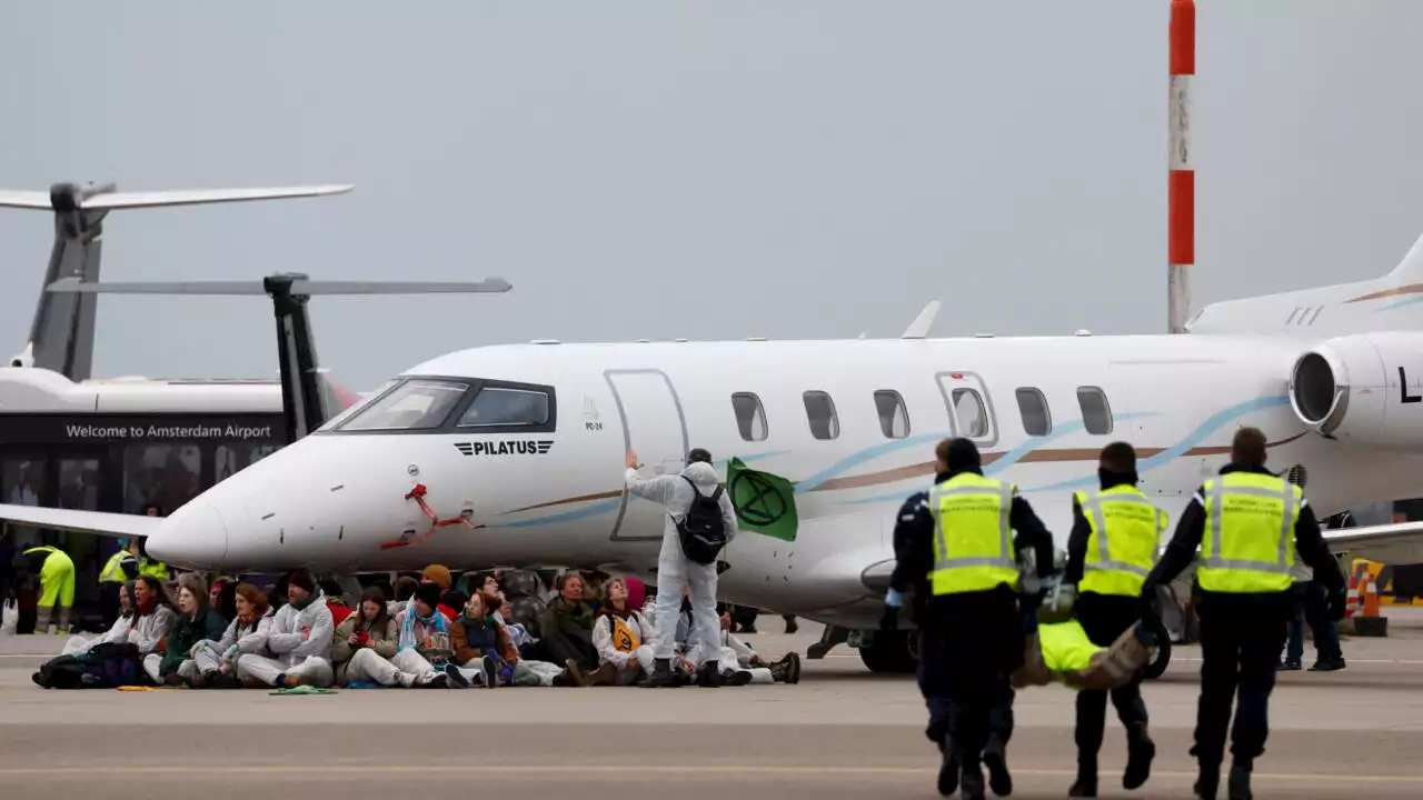 Pays-Bas: des écologistes paralysent le trafic des jets privés à l'aéroport de Schiphol