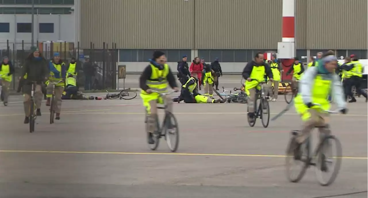 Cycling climate activists chased by police after blocking private jets with bikes