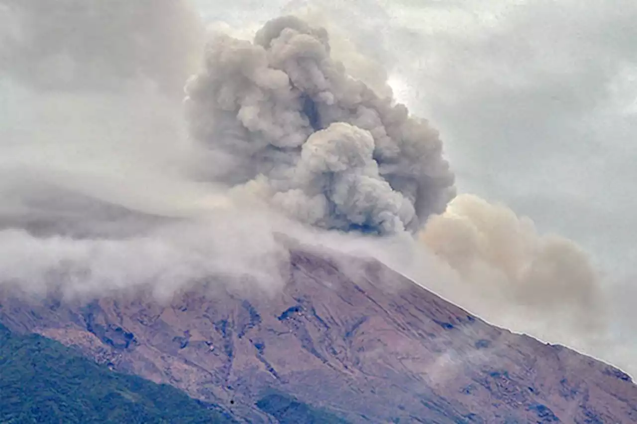 Gunung Kerinci Kembali Erupsi, Keluarkan Material Vulkanik Setinggi 300 Meter