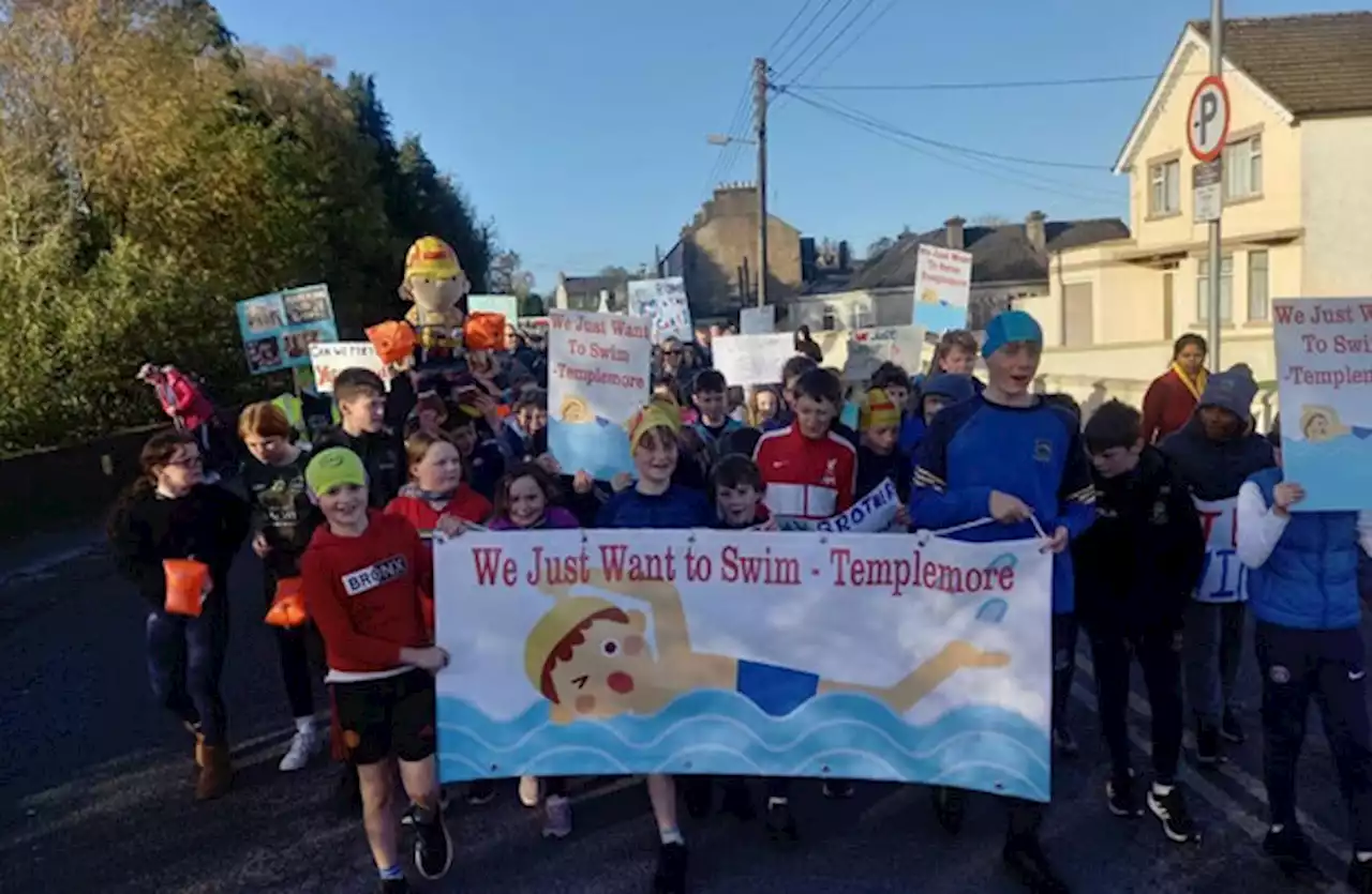 Templemore locals protest outside Garda college calling for access to swimming pool