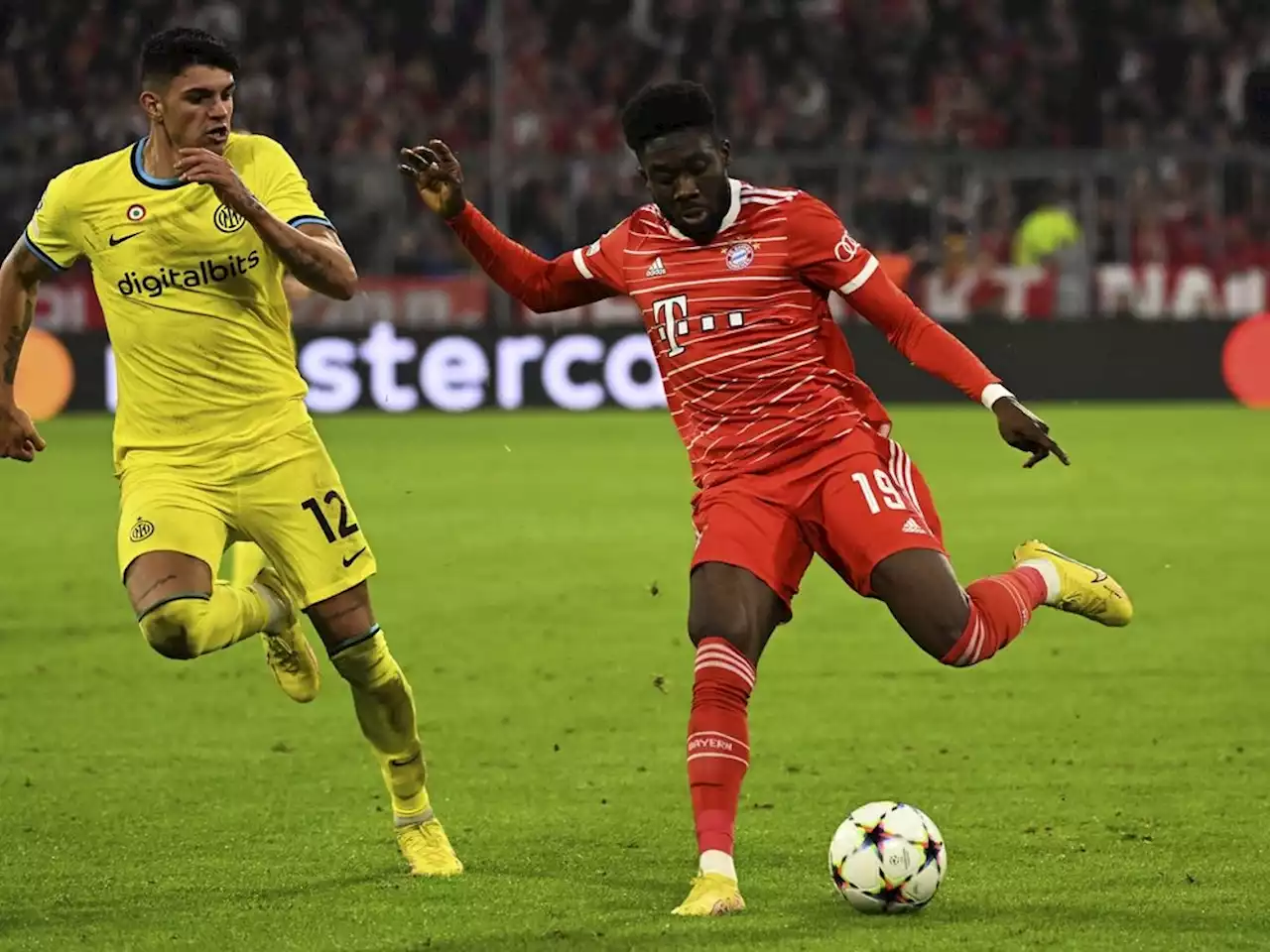 Alphonso Davies limps off after suffering apparent hamstring injury with Bayern