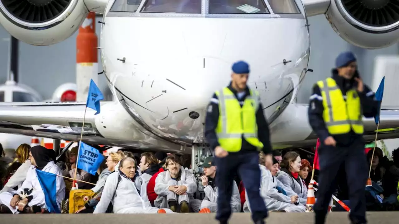 Dutch Climate Activists Block Private Jets From Taking Off, Over 100 Arrested