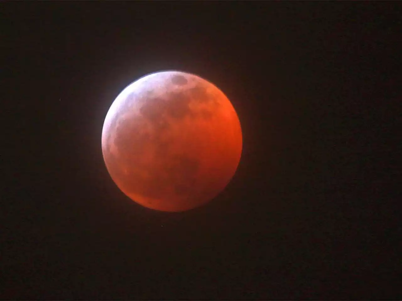 Blood moon to be visible over Calgary early Tuesday morning