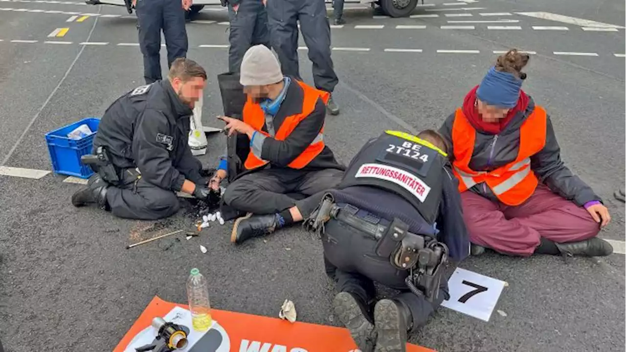 Klima-Demonstranten blockieren Berliner Elsenbrücke