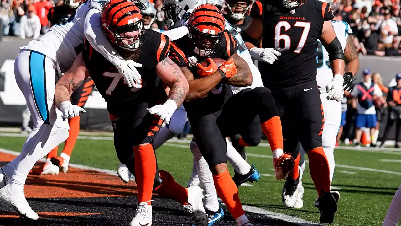 Bengals' Joe Mixon scores 4 touchdowns vs. Panthers in first half, team tops 300 total yards