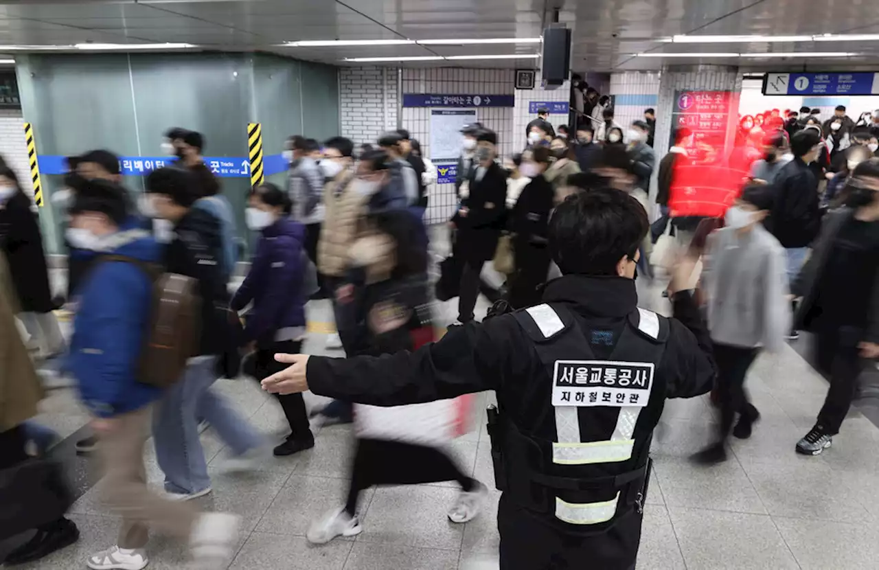 열차 탈선 이은 지하철 1호선 출근길 혼잡…서울시는 뒷북 문자