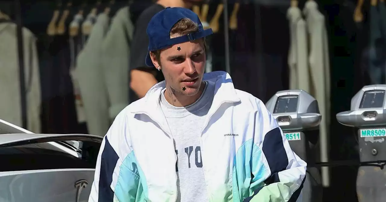 Une peau trois étoiles : Justin Bieber succombe à la tendance des patchs anti-boutons