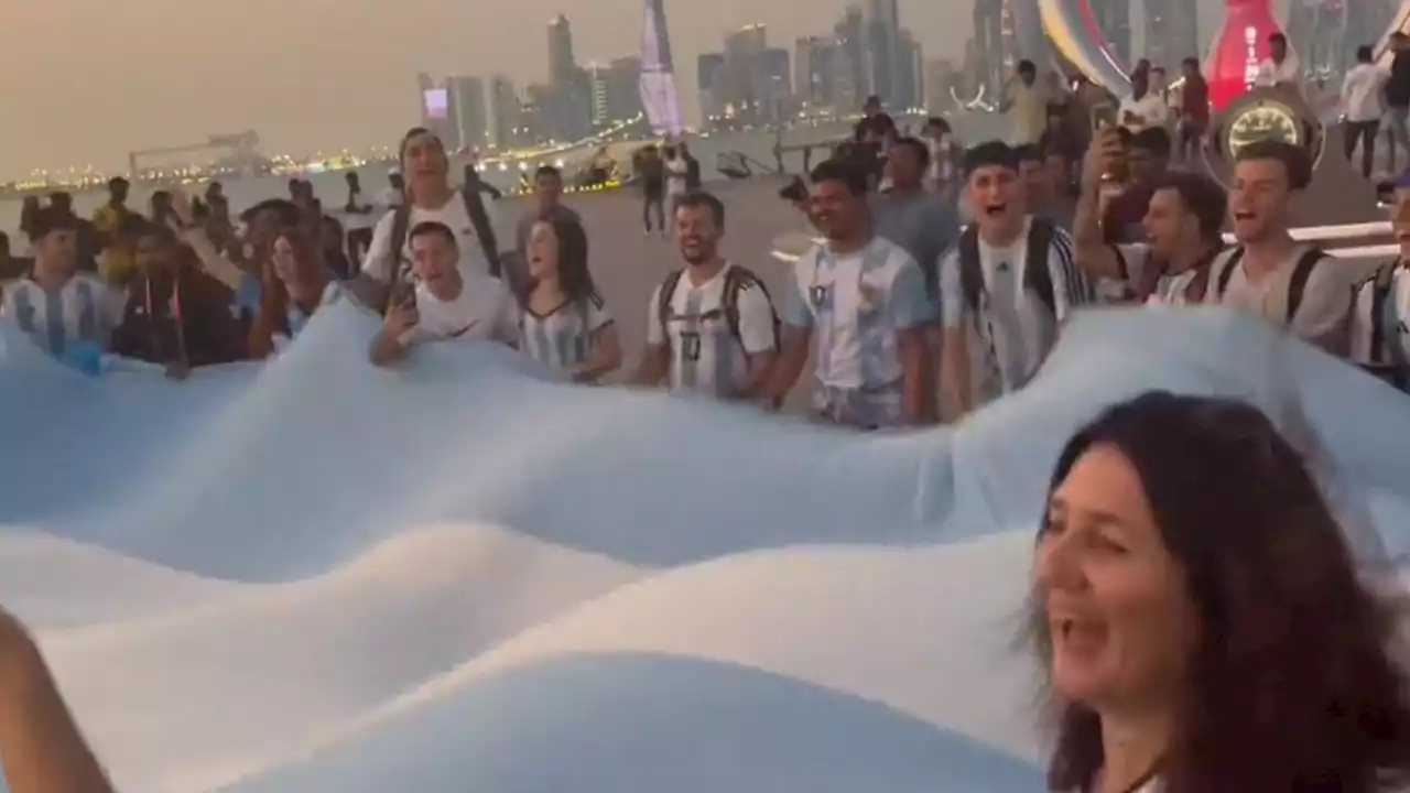 Argentina presente: así fue el primer banderazo de los hinchas en Qatar