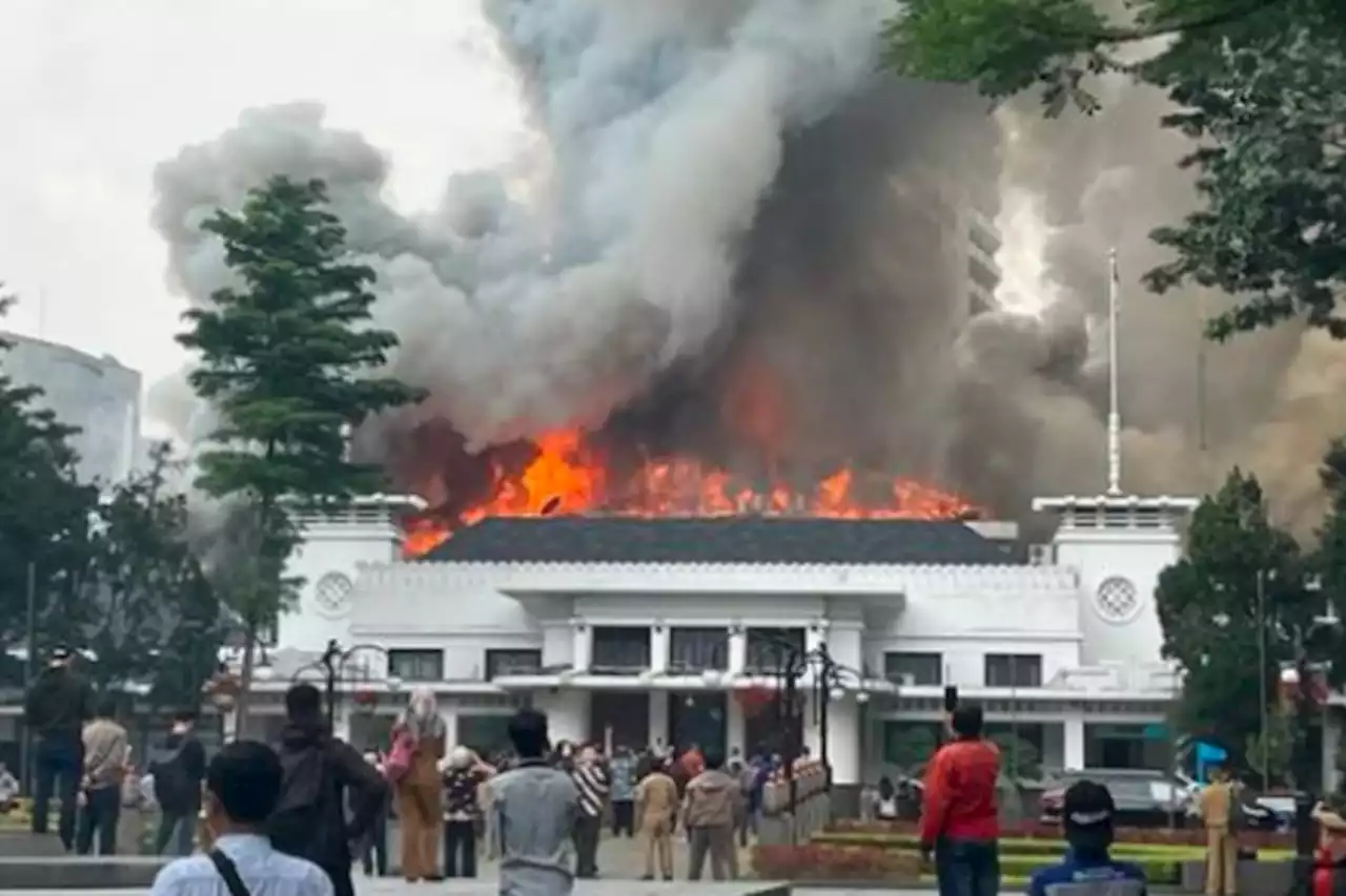 Balai Kota Bandung Kebakaran, Api Berkobar hingga Disertai Asap Tebal, Ini Dugaan Penyebab - Pikiran Rakyat Depok