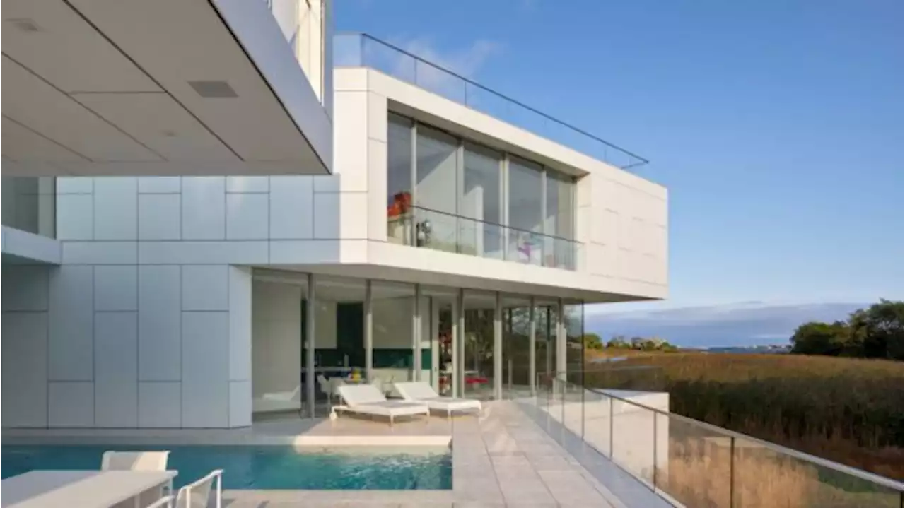 This $43 Million Modernist Mansion in the Hamptons ‘Floats’ Above Ground to Protect the Environment