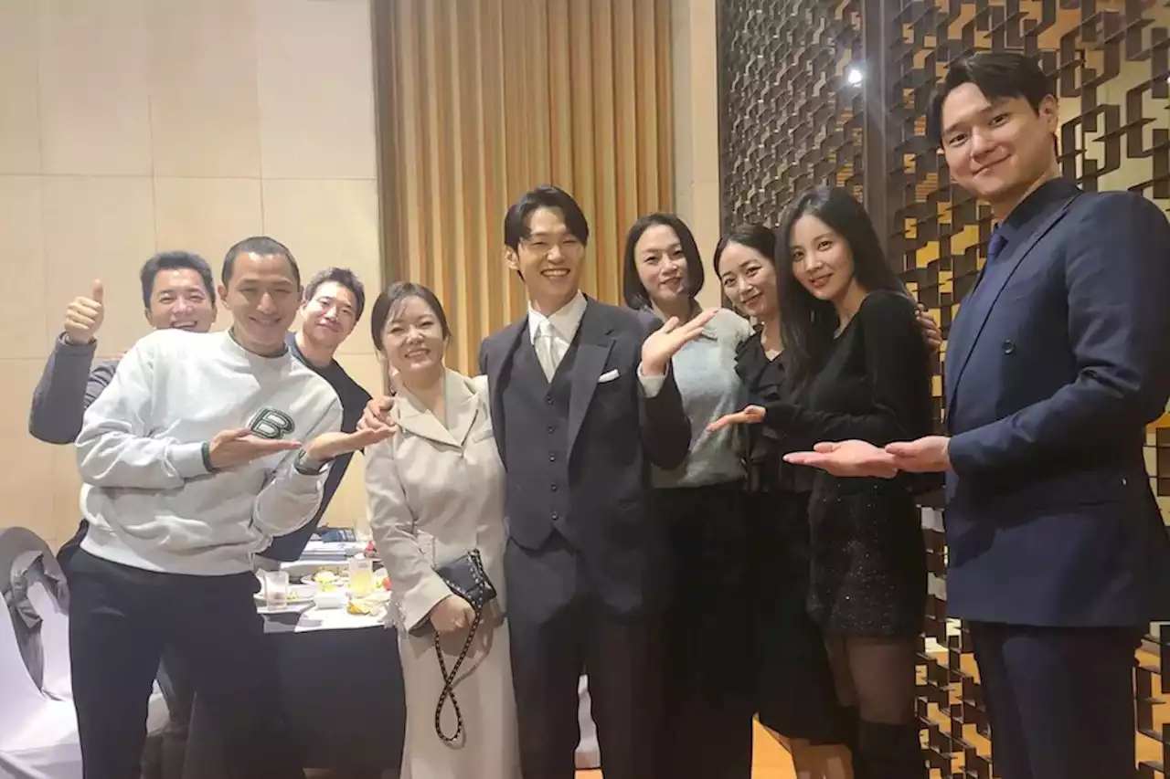 Girls’ Generation’s Seohyun Shares Photos Of “Private Lives” Cast Congratulating Lee Hak Joo At His Wedding