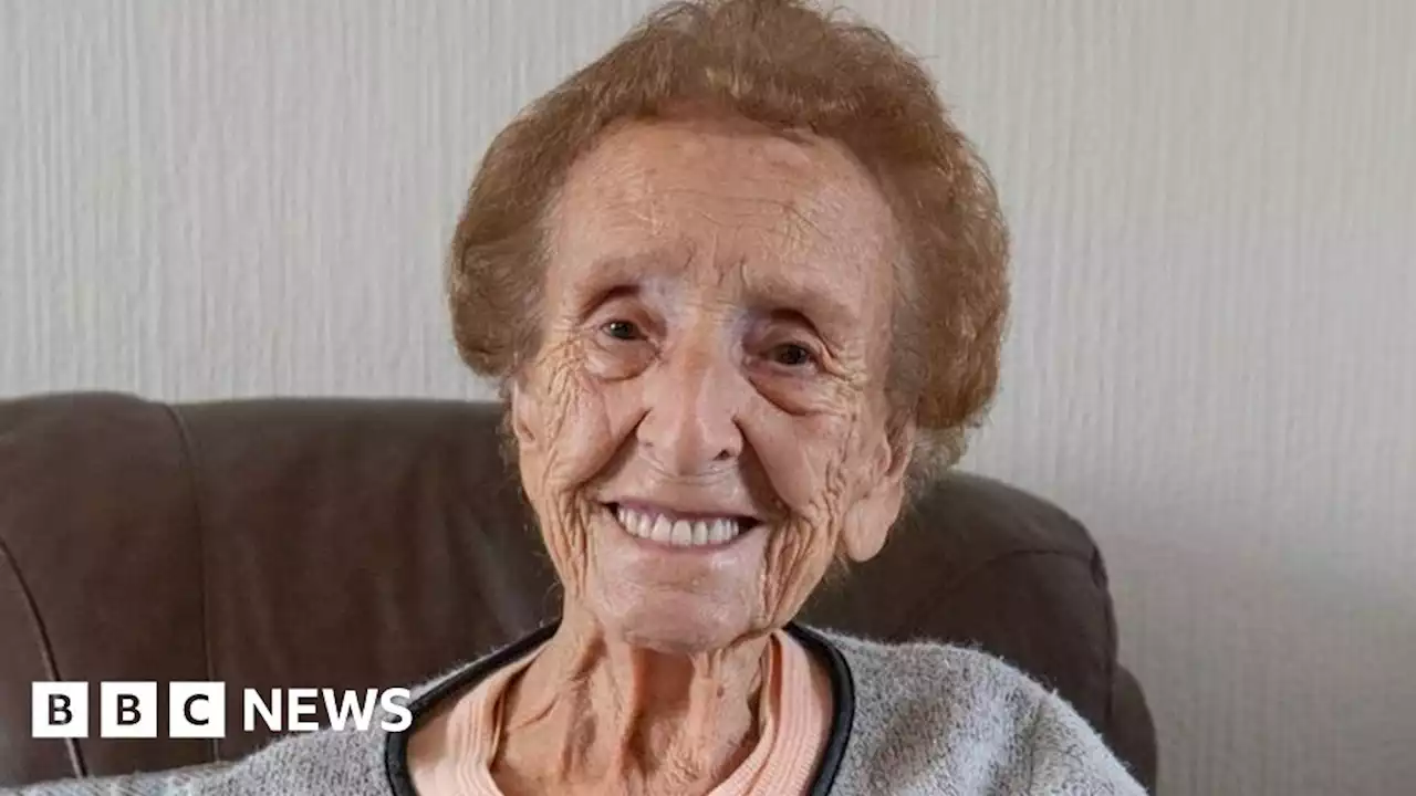 Blind Mansfield veteran, 99, in Cenotaph Remembrance march