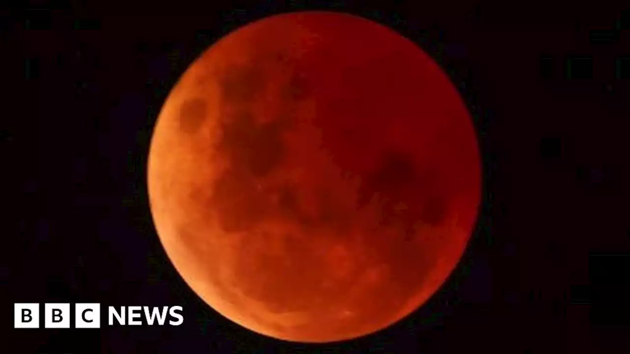 Total lunar eclipse bathes moon in red glow