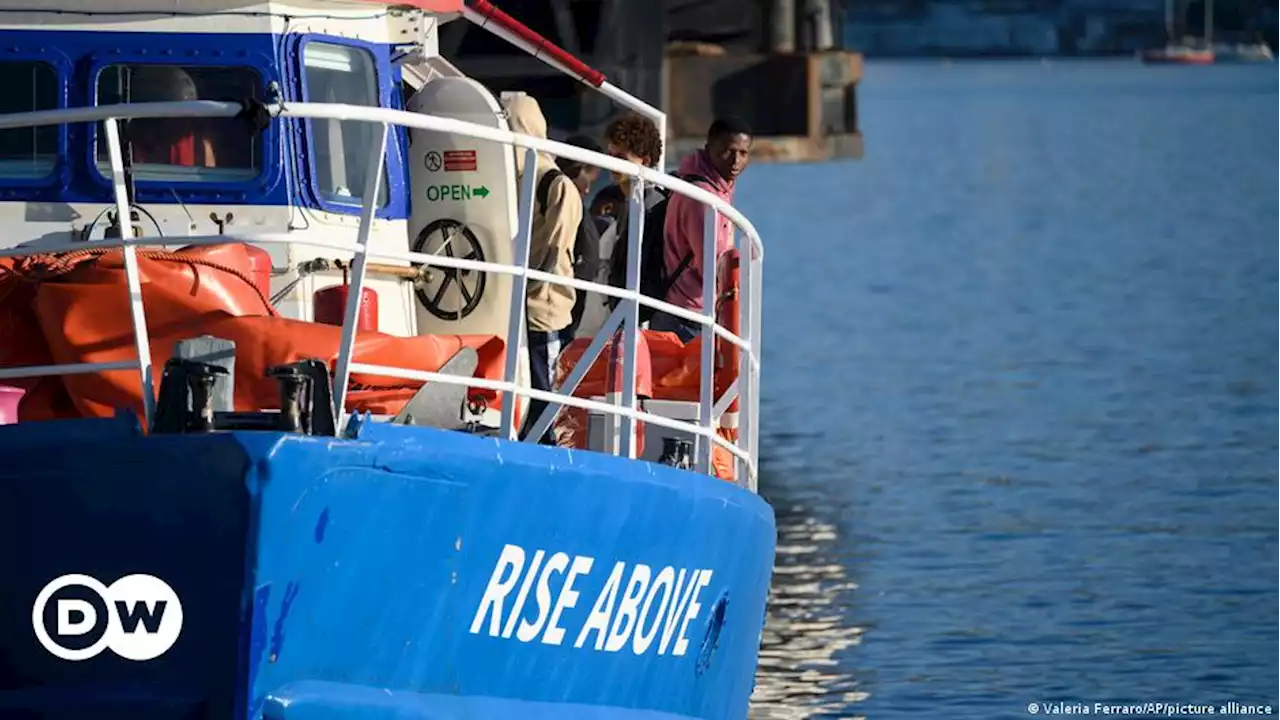 Rettungsschiff 'Rise Above' legt in Italien an | DW | 08.11.2022