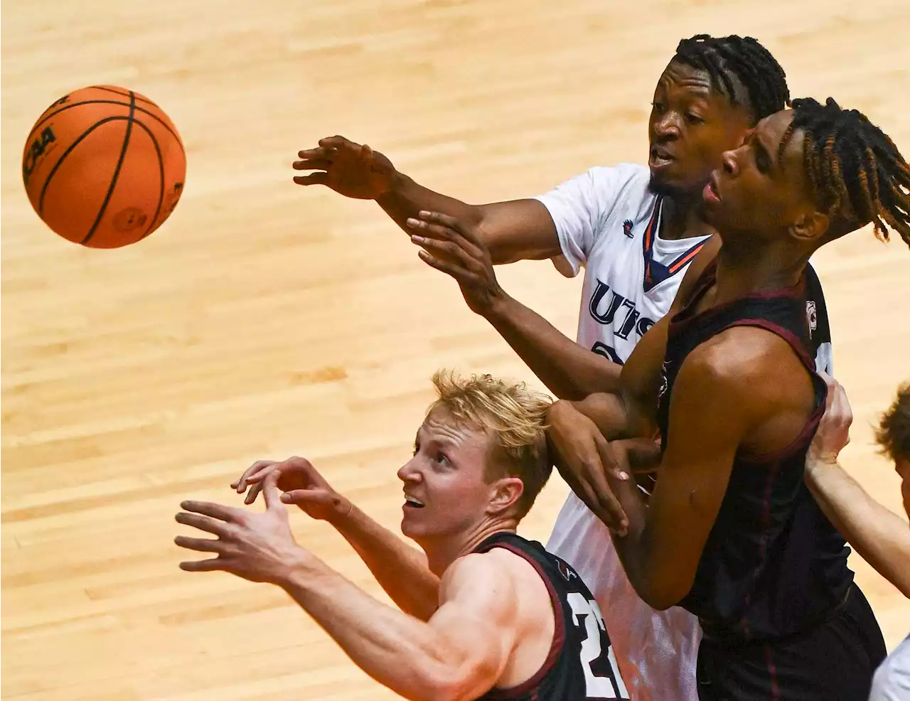 Despite lackluster shooting, UTSA rolls past Trinity