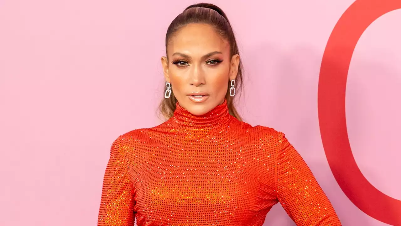 Jennifer Lopez, 53 ans, fait tourner les têtes dans une robe au décolleté dans le dos vertigineux - Grazia