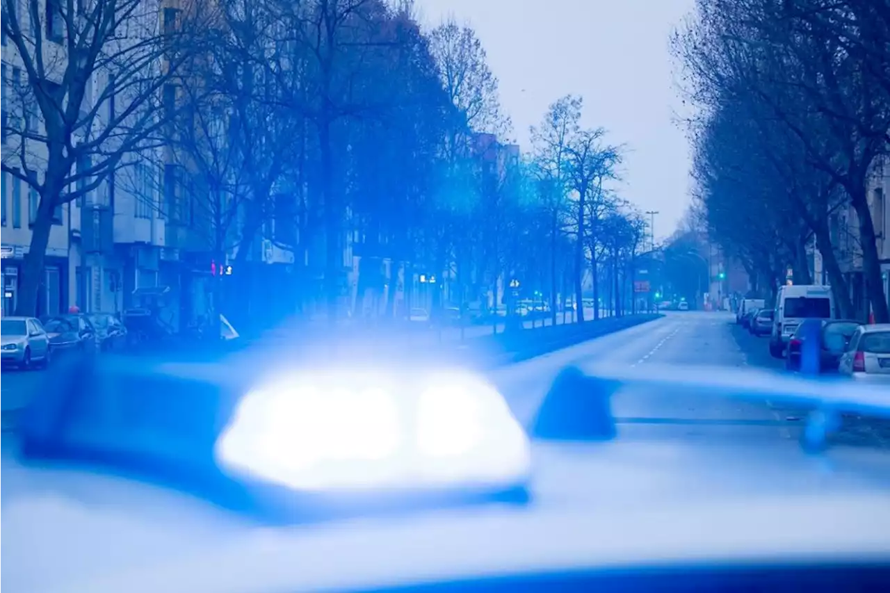 Unfall in Beratzhausen: Lastwagenfahrer stürzt in fünf Meter tiefe Baugrube - idowa