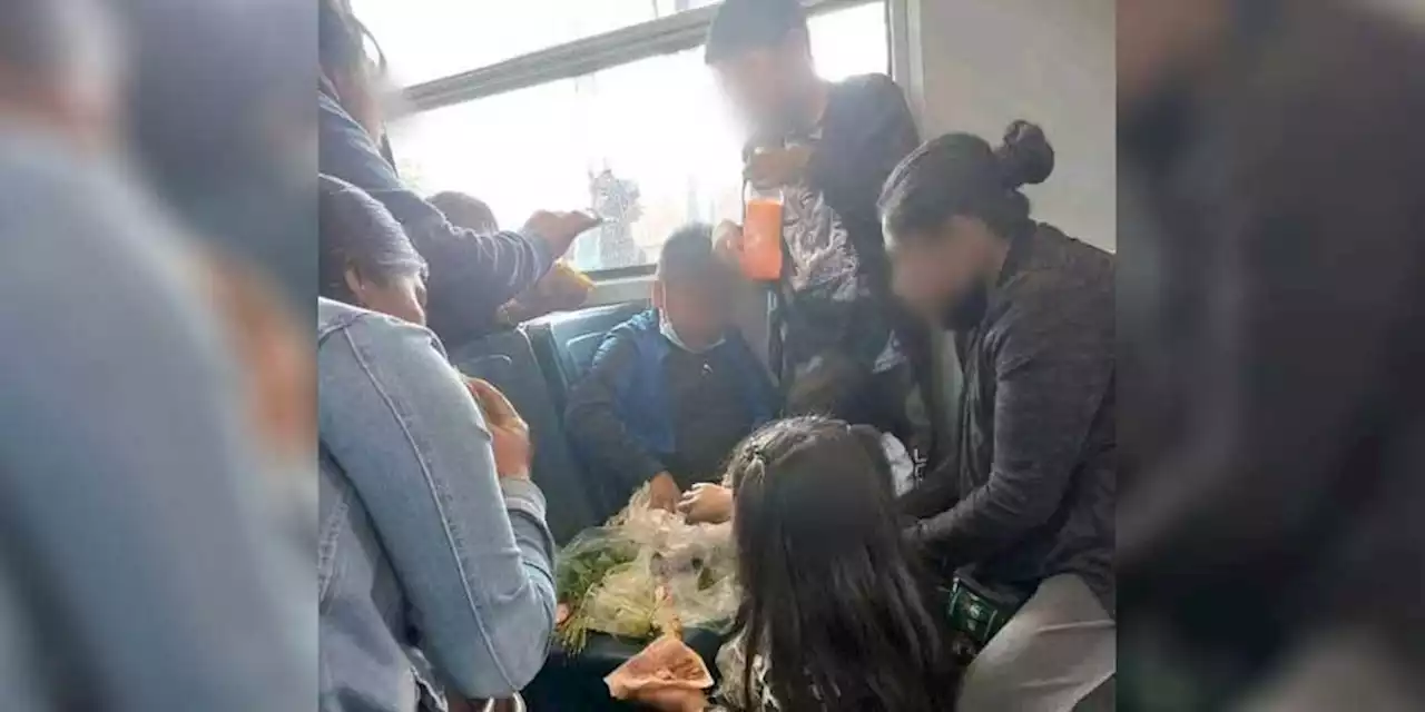 Familia echa 'taco placero' adentro de un vagón del Metro; imagen se vuelve viral (FOTO)