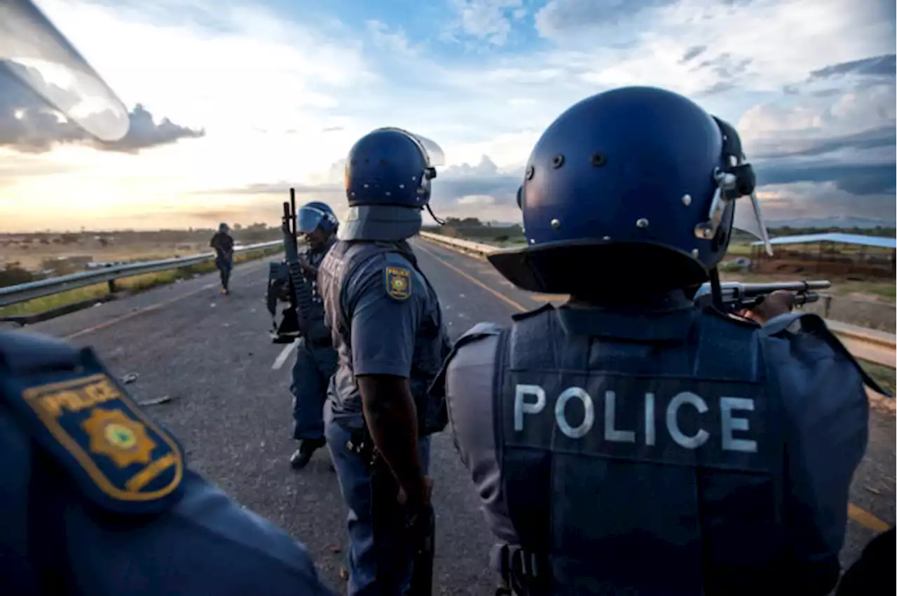 Dirty cops and gangs: R400 to 4K to ‘make case dockets disappear’