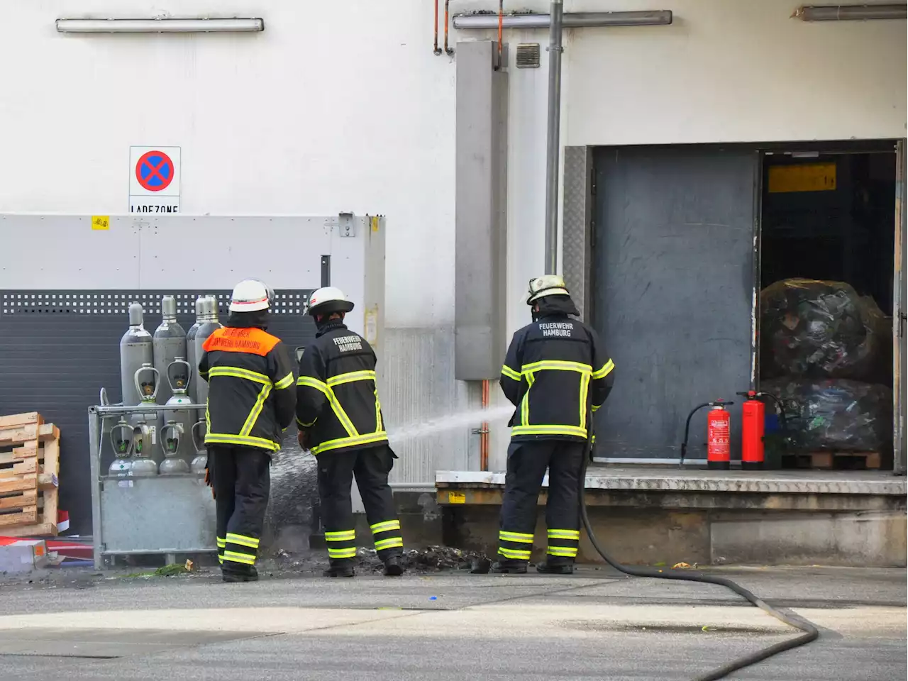 Direkt neben Gasflaschen: Feuer bei Aldi-Markt in Hamburg