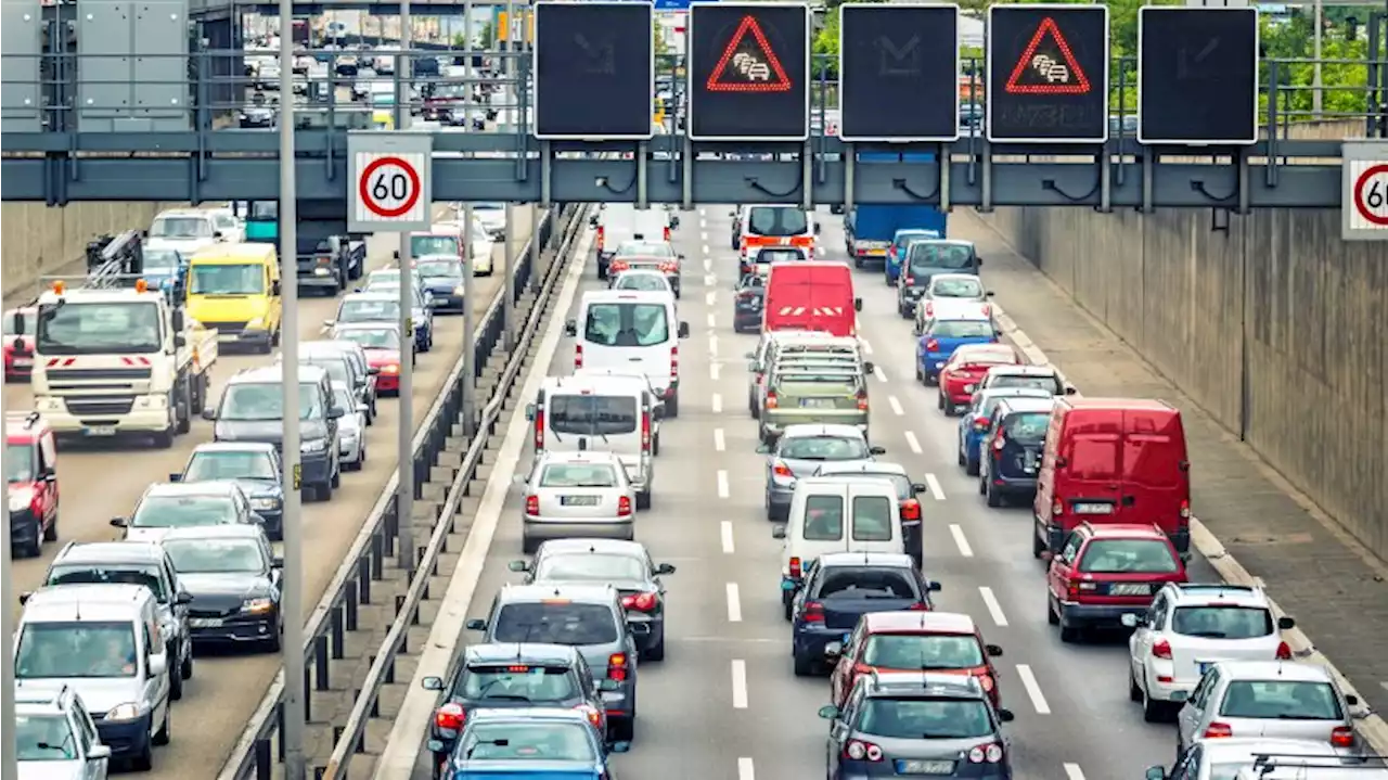 A100: Lange Staus nach Unfall mit mehreren Fahrzeugen