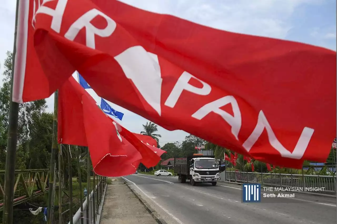 Lebih 200 bendera Pakatan dicabut, dibuang ke parit | The Malaysian Insight