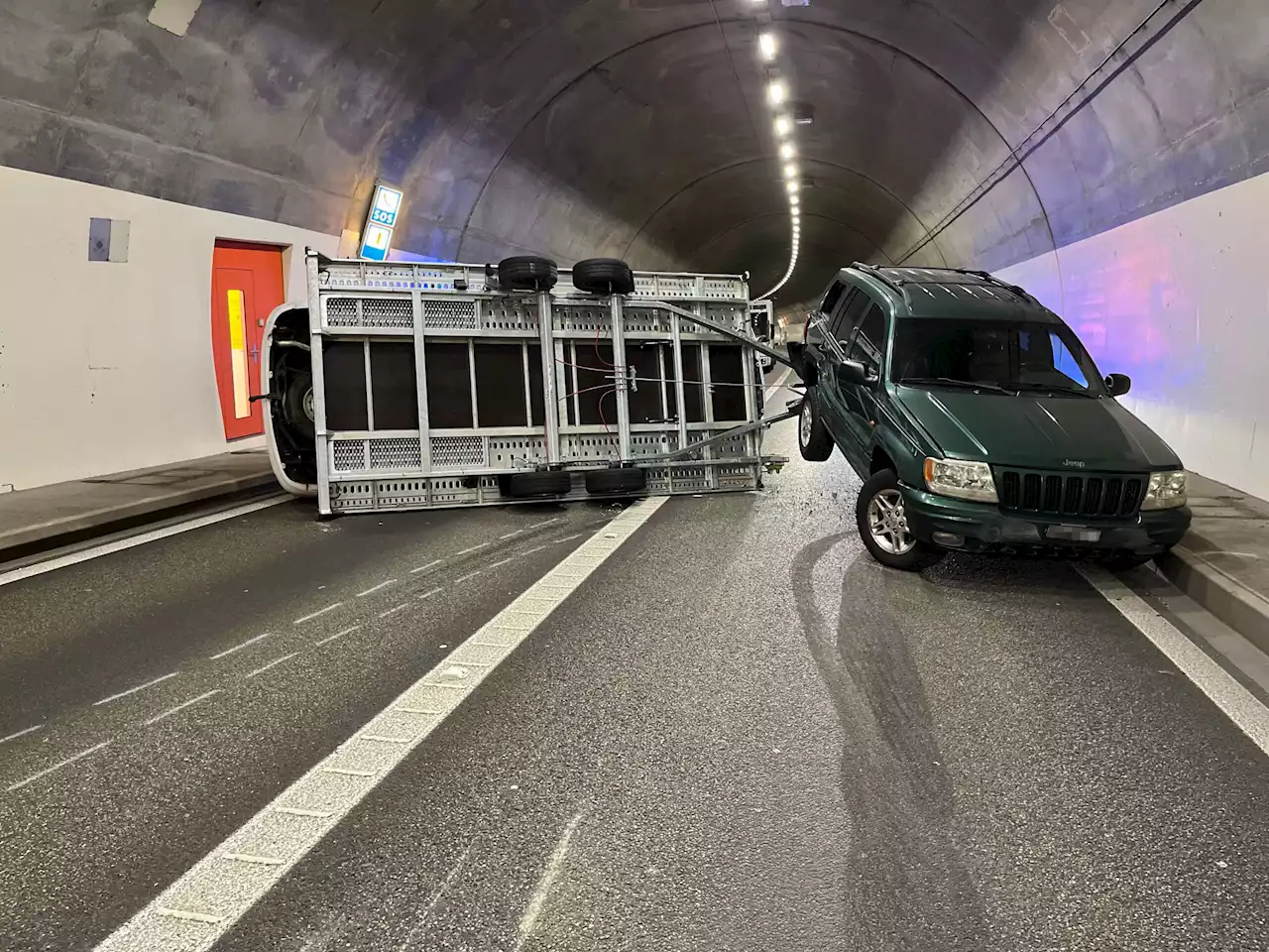 Bazenheid SG: Anhänger bei Unfall im Wihaldentunnel umgekippt