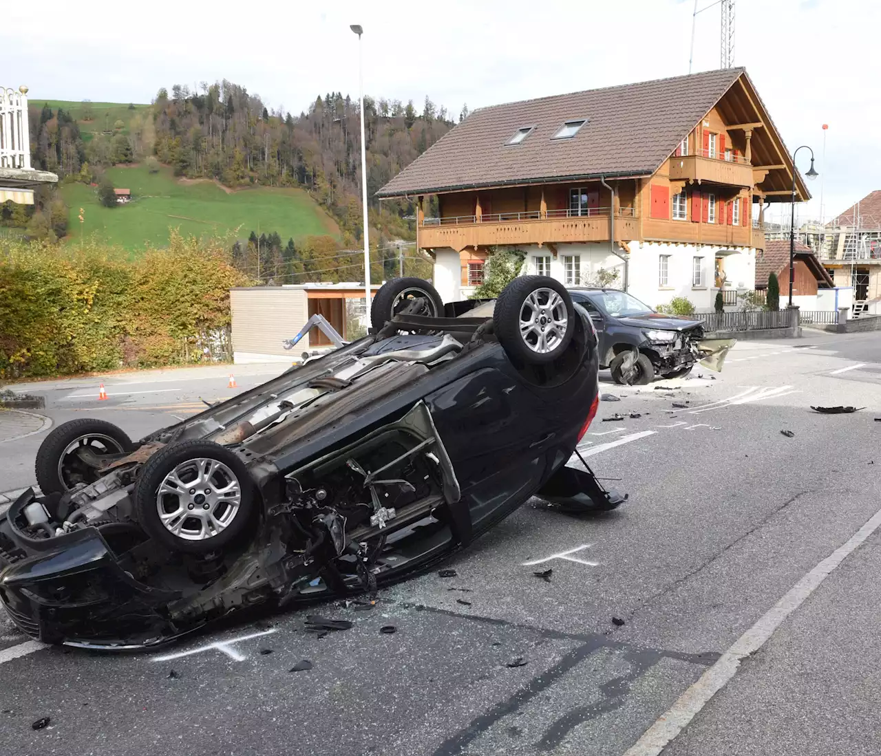 Hasle LU: Auto landet auf dem Dach – Autofahrerin ins Spital geflogen