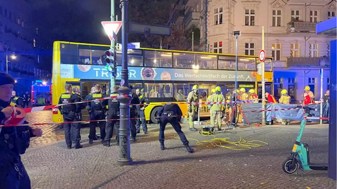 Mann gerät unter BVG-Bus und wird lebensbedrohlich verletzt