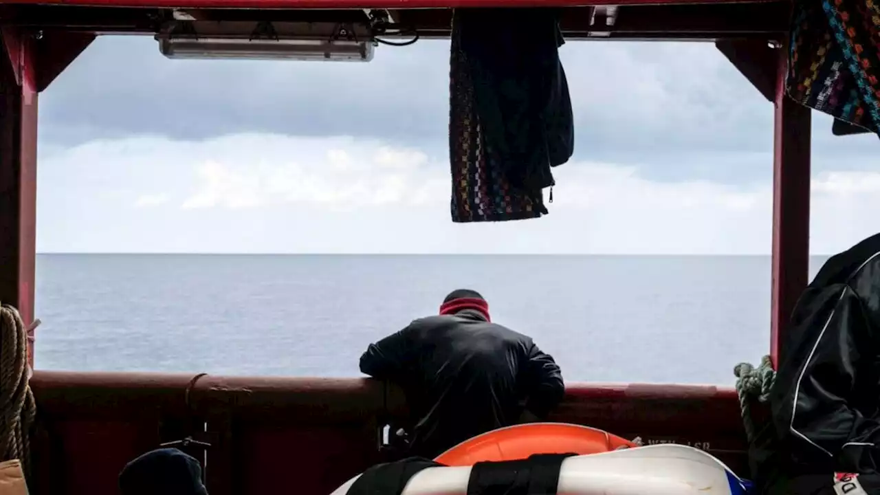 La Ocean Viking verso la Francia, scendono a Catania i migranti della Geo Barents