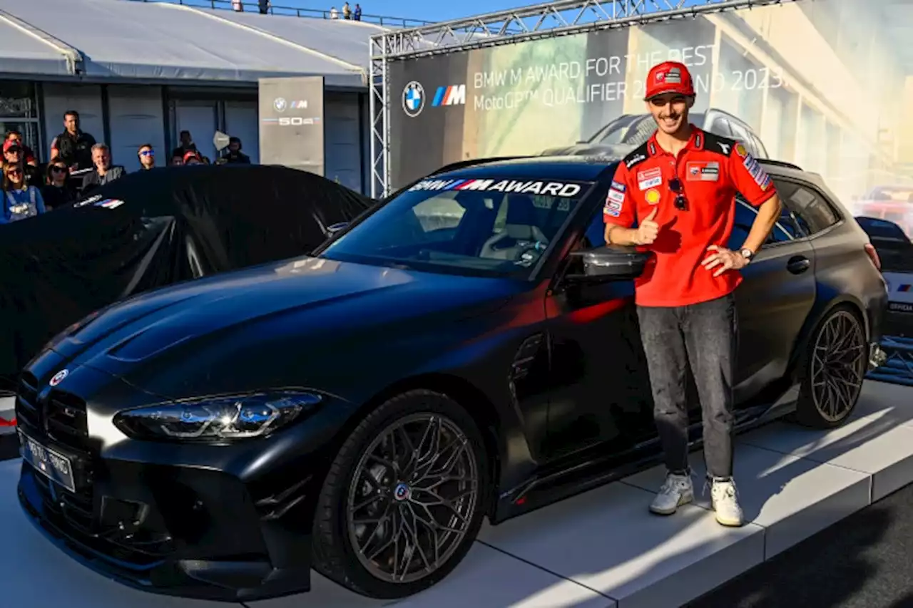 Pecco Bagnaia nimmt im BMW M3 Competition Platz