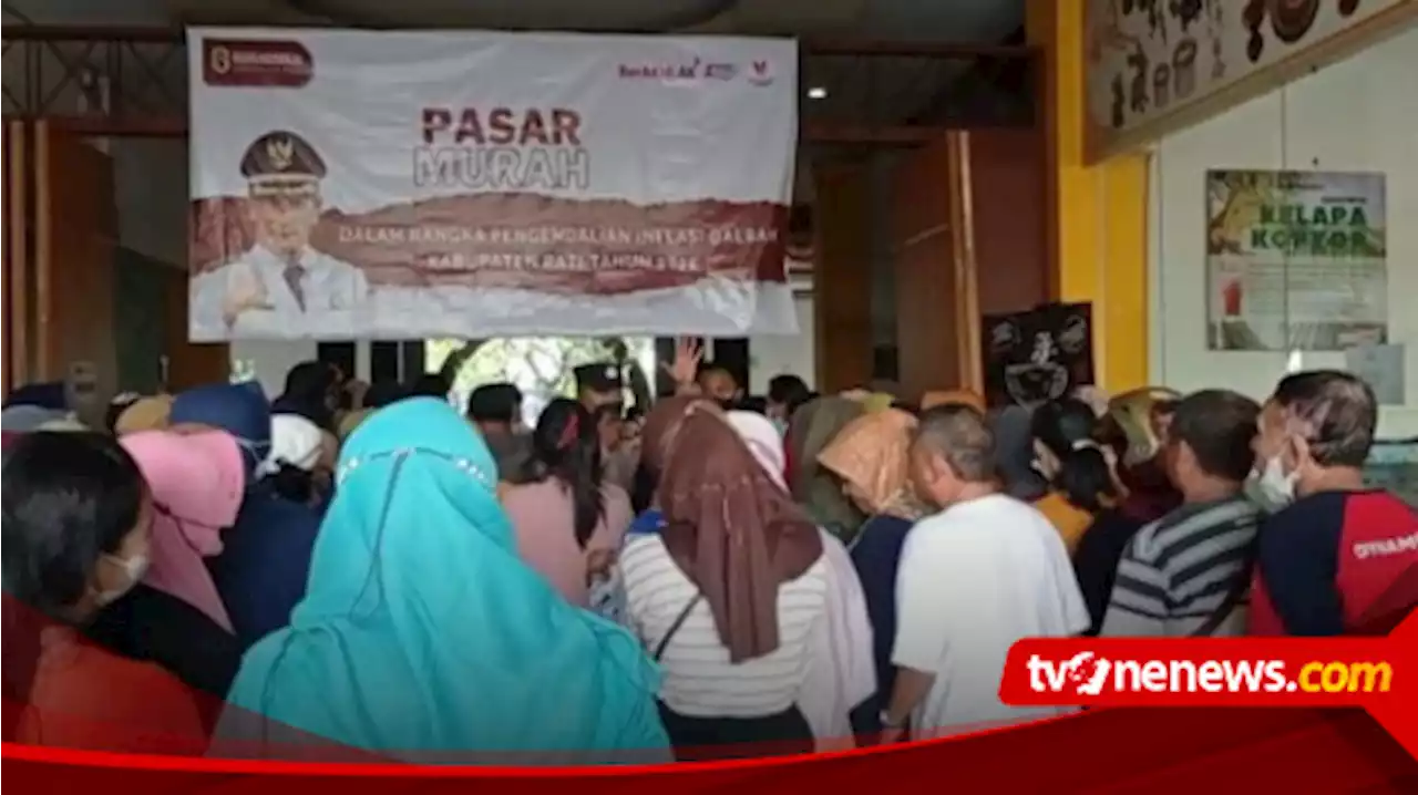 Ribuan Warga Berdesakan Serbu Pasar Murah Sembako di Plaza Pragolo Pati