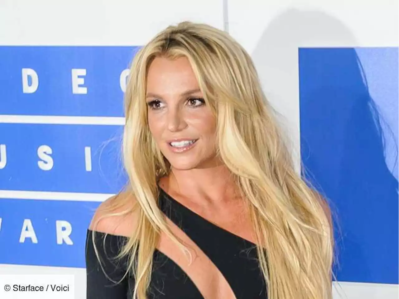 Britney Spears : la chanteuse révèle souffrir de lésions nerveuses incurables depuis 2019 - Voici