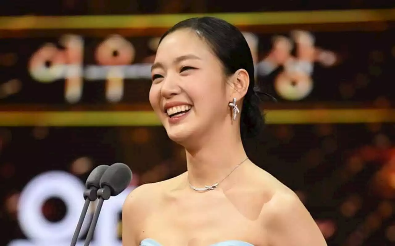 Kim Go Eun Bagikan Hadiah untuk Para Stafnya Saat Belanja di Singapura