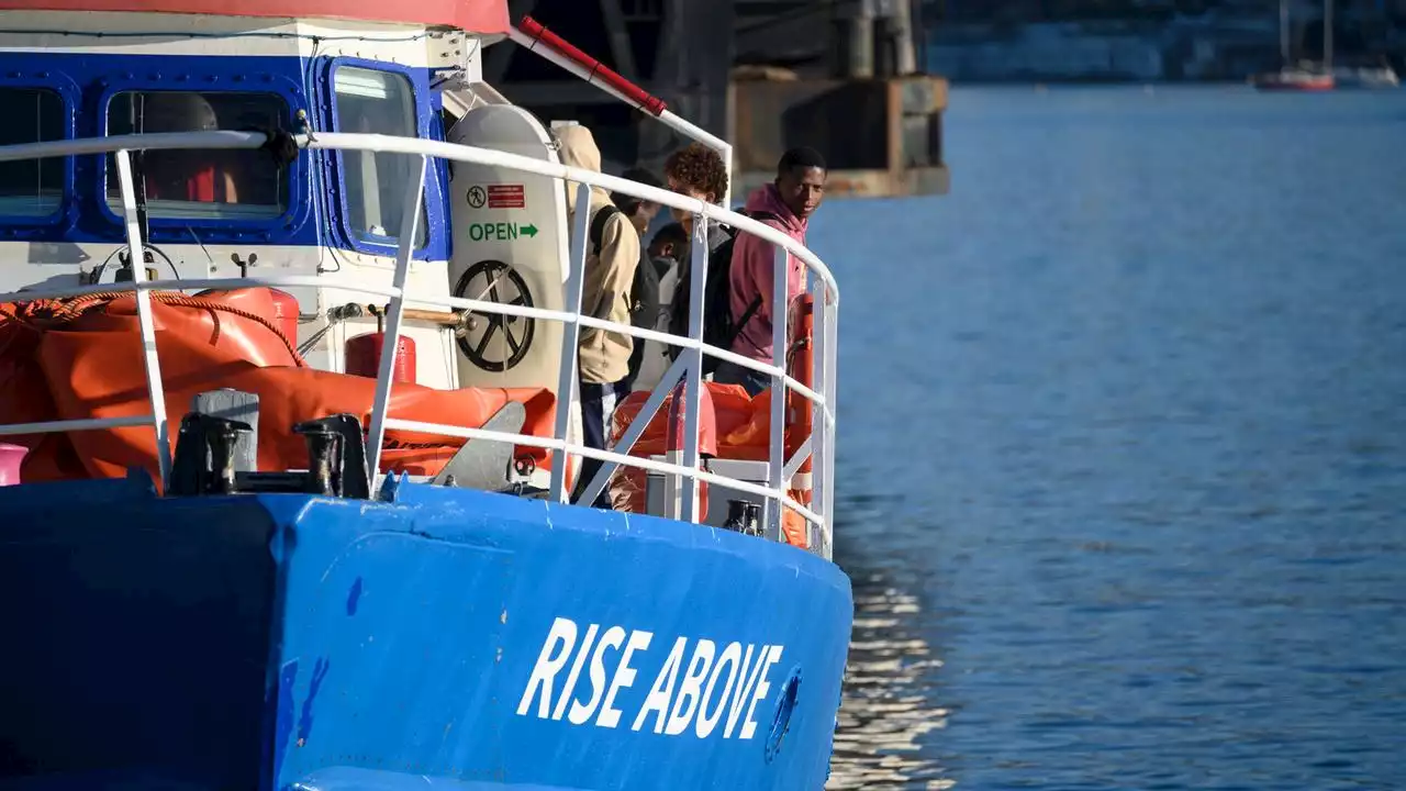 Gerettete verlassen Rettungsschiff 'Rise Above' in Italien