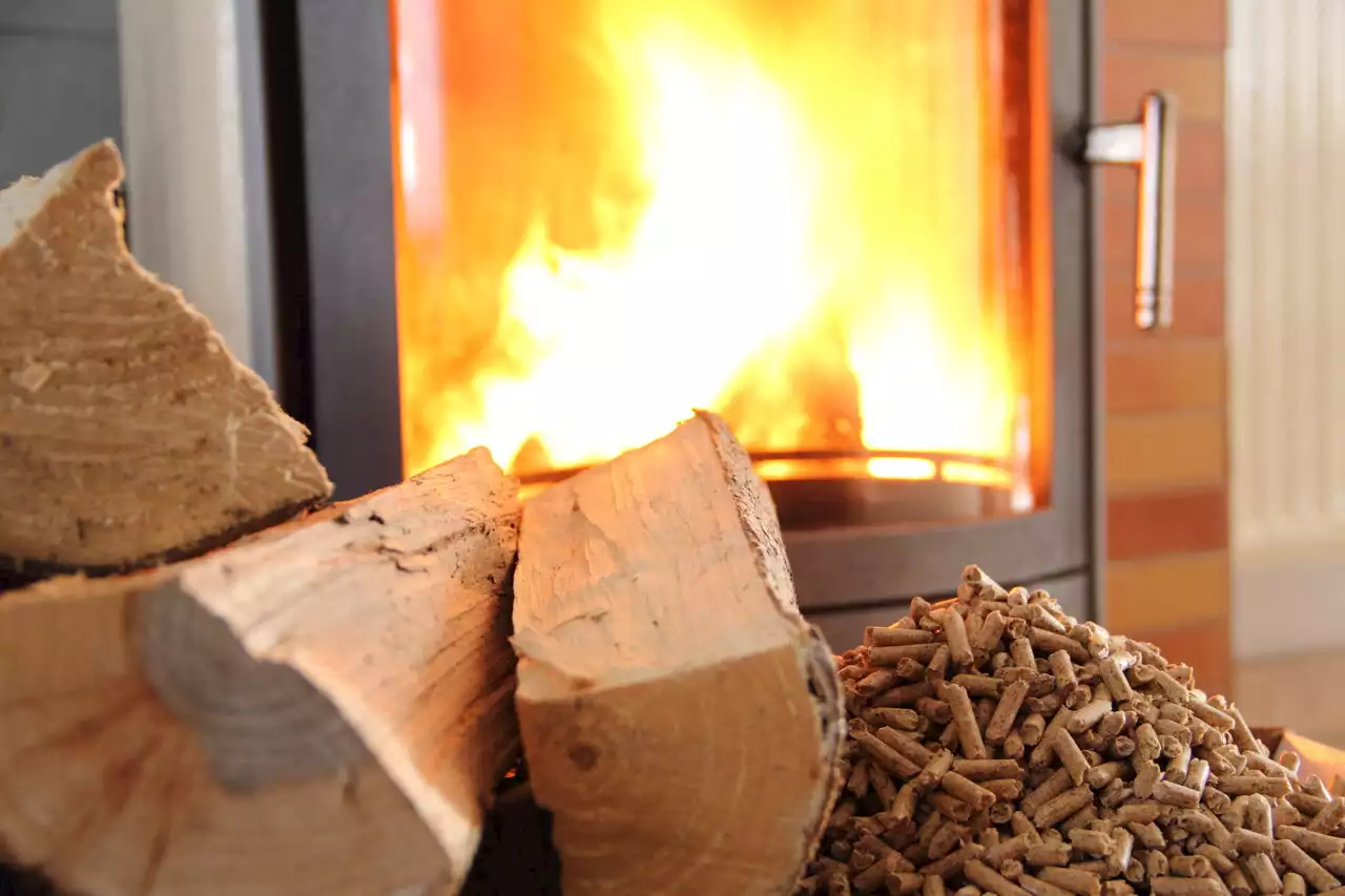 Pellets, bûches : une nouvelle aide pour le chauffage au bois pour des millions de Français