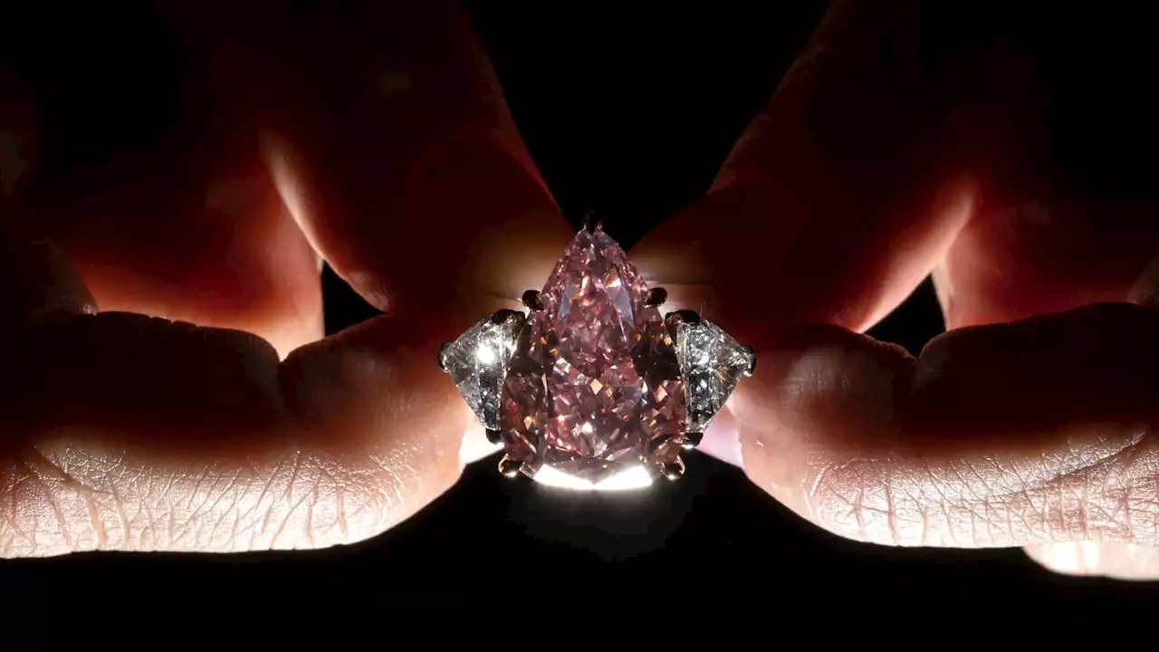 Le diamant rose géant 'Fortune Pink' adjugé plus de 28,6 millions d'euros en Suisse