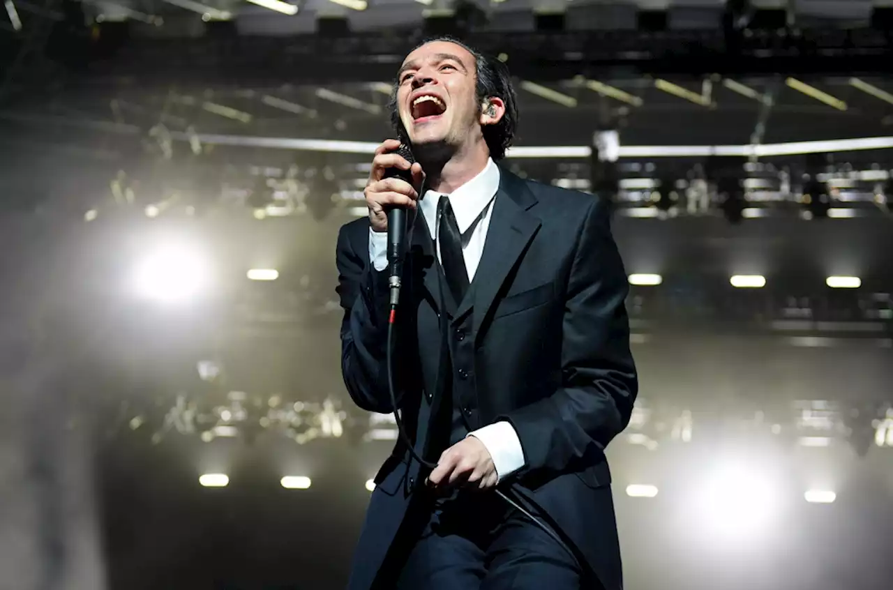 The 1975’s Matt Healy Eats Raw Meat Onstage: Watch