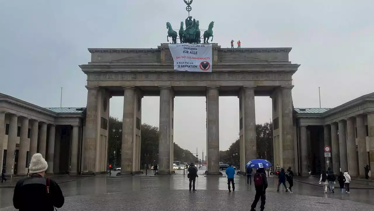 »Letzte Generation«: Klimaaktivistinnen demonstrieren auf Brandenburger Tor