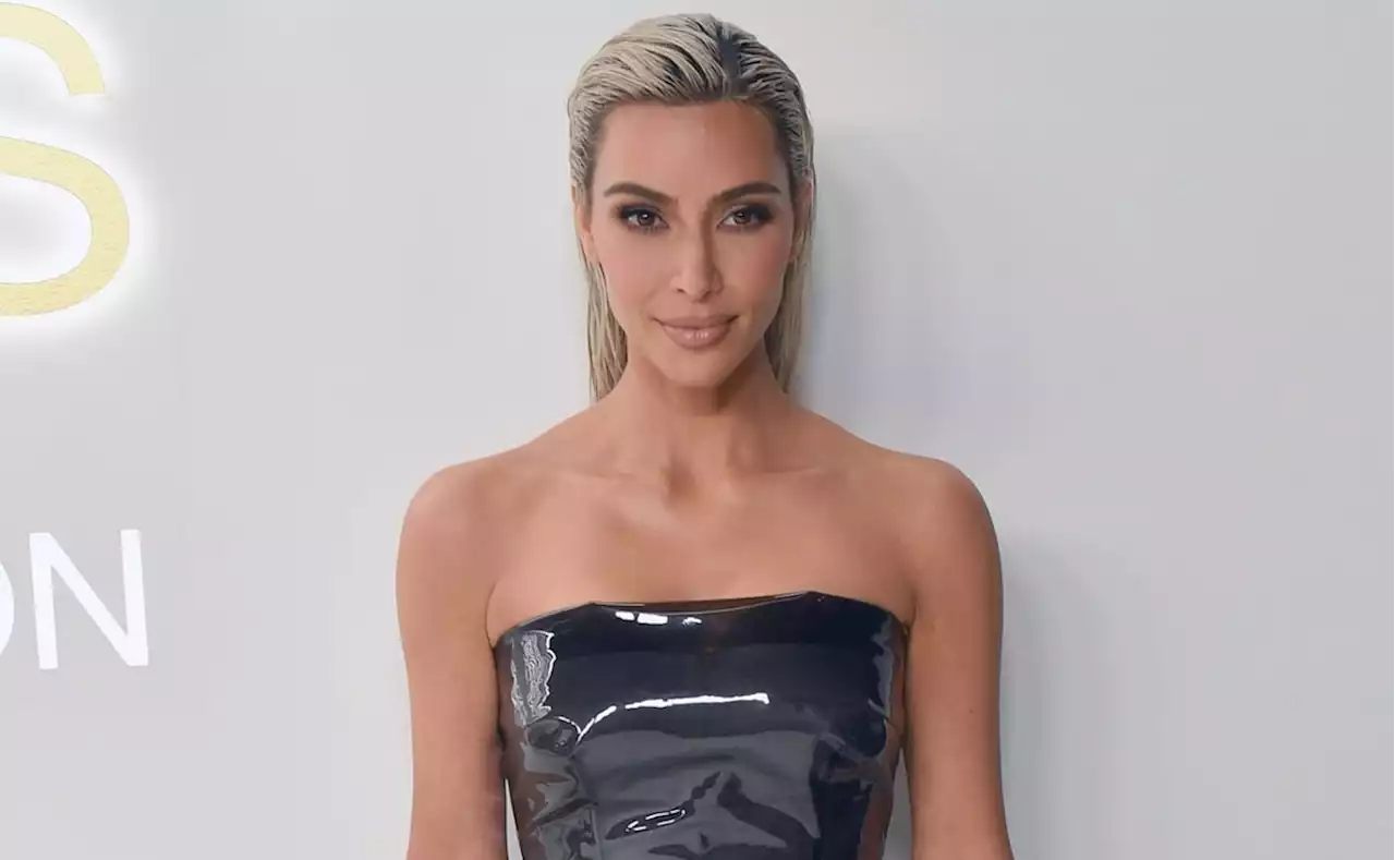 Kim Kardashian derrocha sensualidad en vestido semitransparente