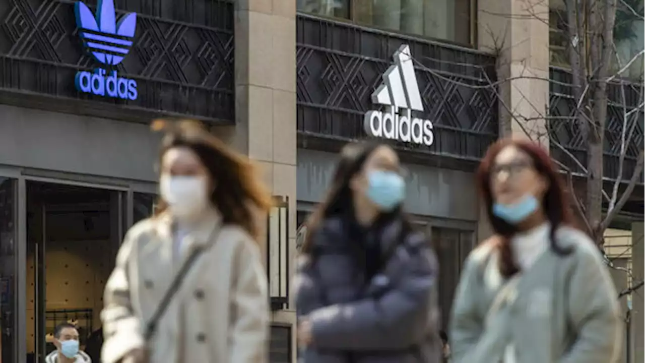 Sportartikelindustrie: Adidas senkt erneut Prognosen – Einbrüche in China und Ende der Kooperation mit Kanye West belasten