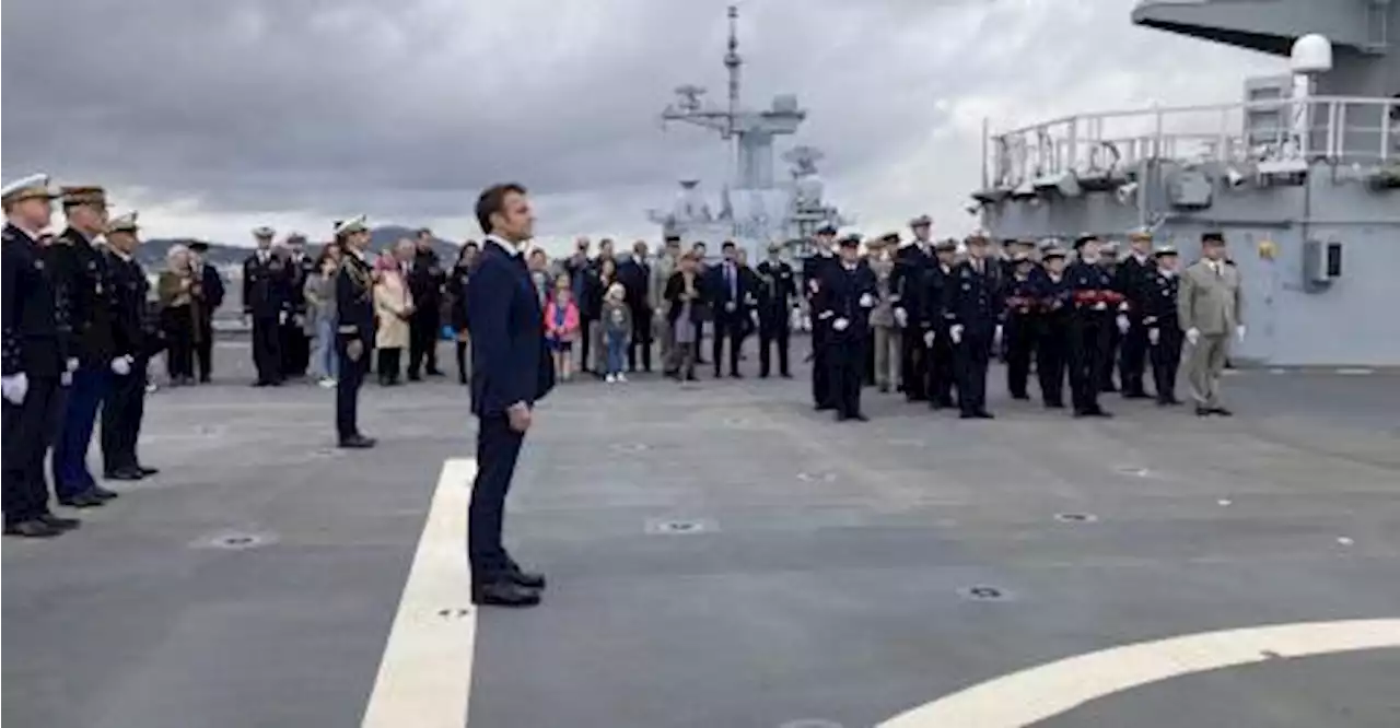 Emmanuel Macron en « grand timonier &#187; dans le Port du Levant