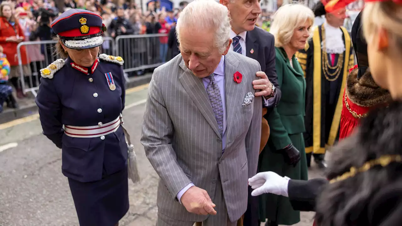 Les images du roi Charles III visé par des jets d’oeufs