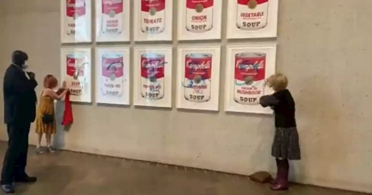 En Australie, des pro-climat collent leurs mains sur la vitrine d’une célèbre oeuvre de Warhol