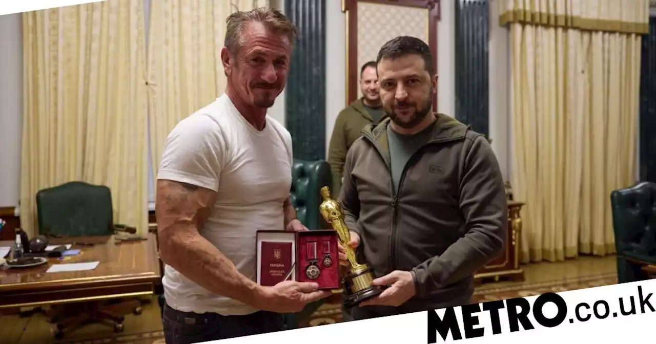 Sean Penn gives his Oscar to Ukrainian President Volodymyr Zelensky